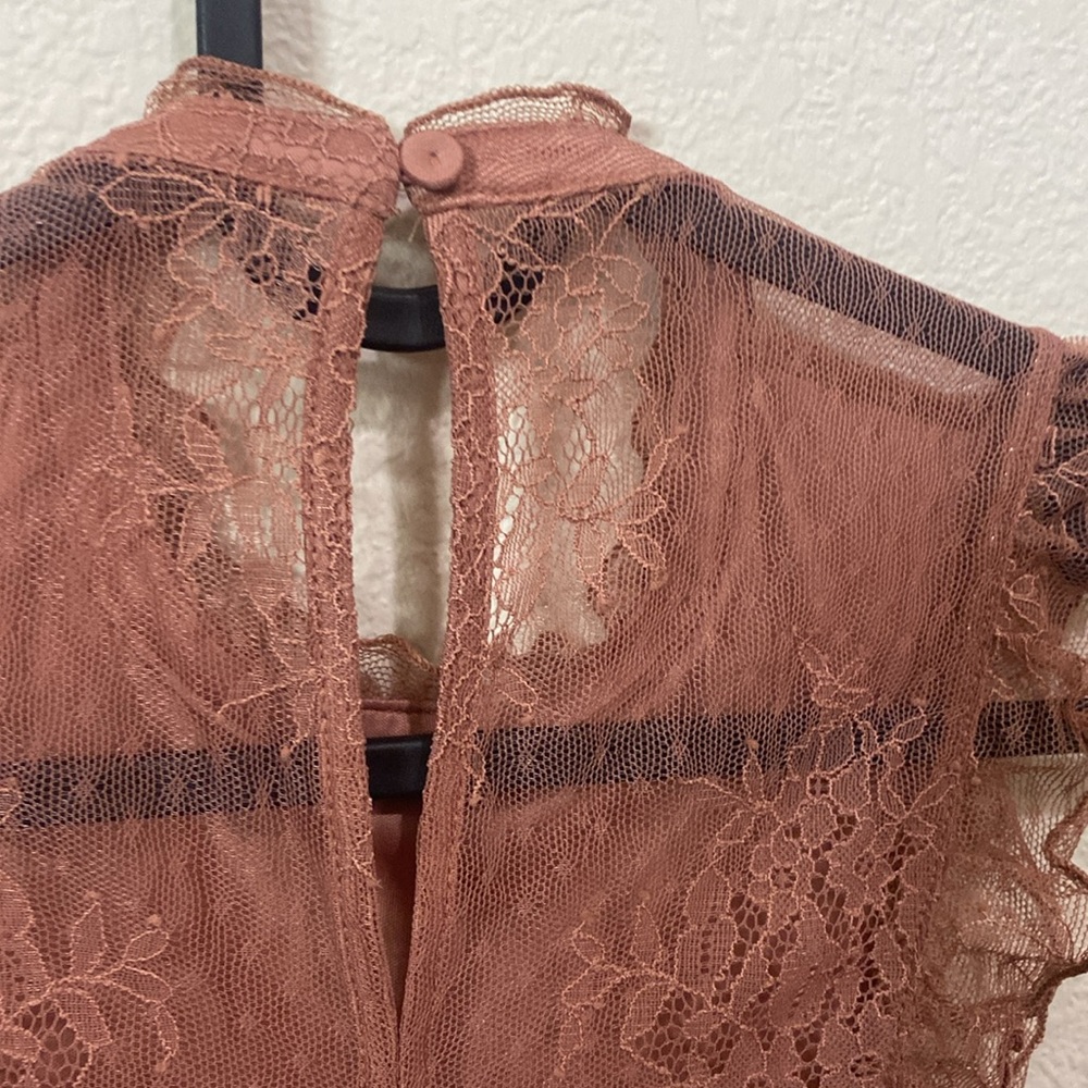 🎱Elegant Lace Sleeveless top! - Picture 9 of 10